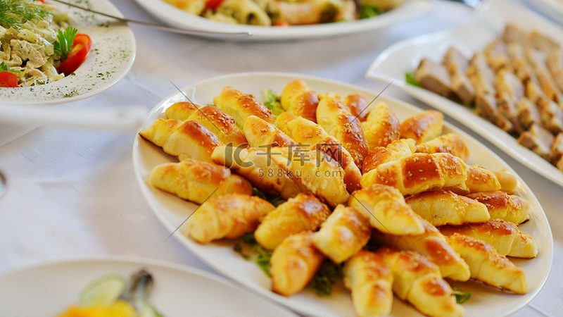 裱花甜品对奶油的要求较高，主要表现在以下几个方面：